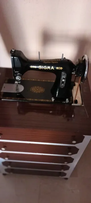 Máquina de coser Sigma con mueble