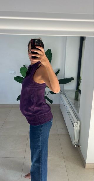 Camisa morada sin mangas con lazo