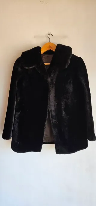 Abrigo negro tipo piel mutón