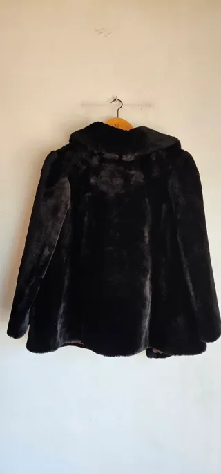 Abrigo negro tipo piel mutón