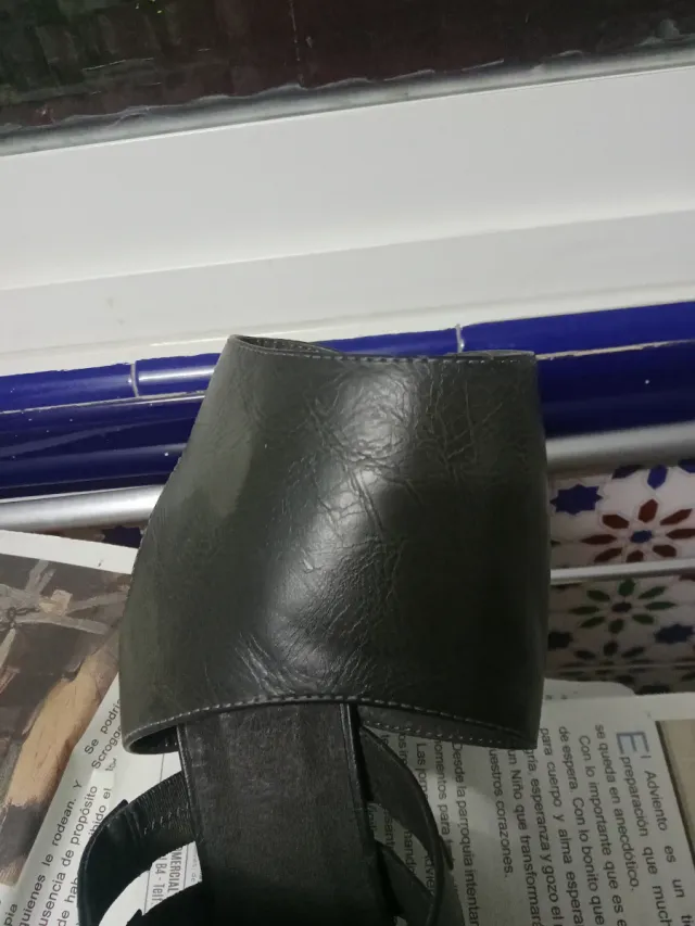 Sandalias de mujer dorados, y negros