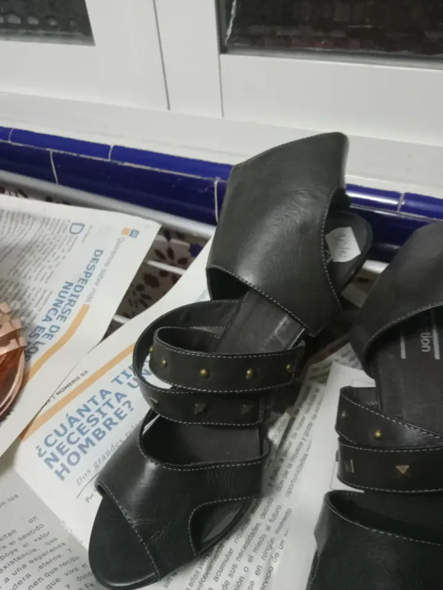 Sandalias de mujer dorados, y negros