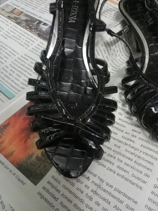 Sandalias de mujer dorados, y negros