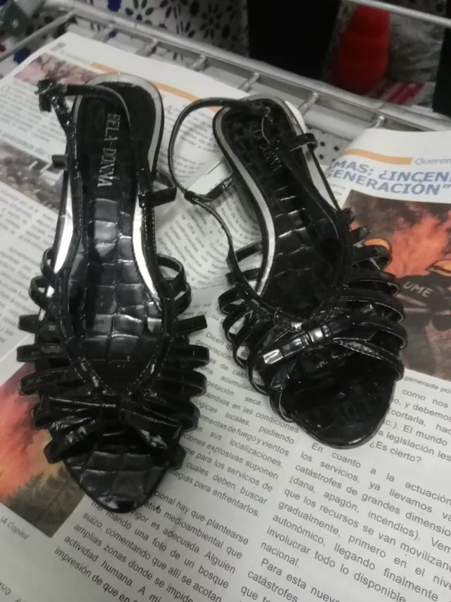 Sandalias de mujer dorados, y negros