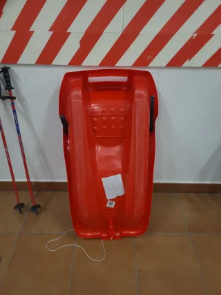 Trineo de nieve rojo