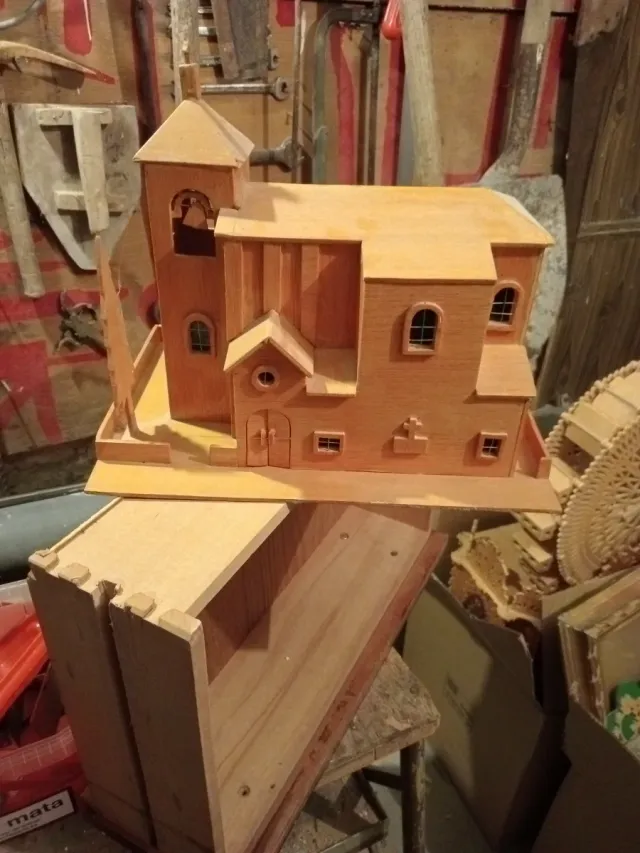 Maqueta de iglesia de madera