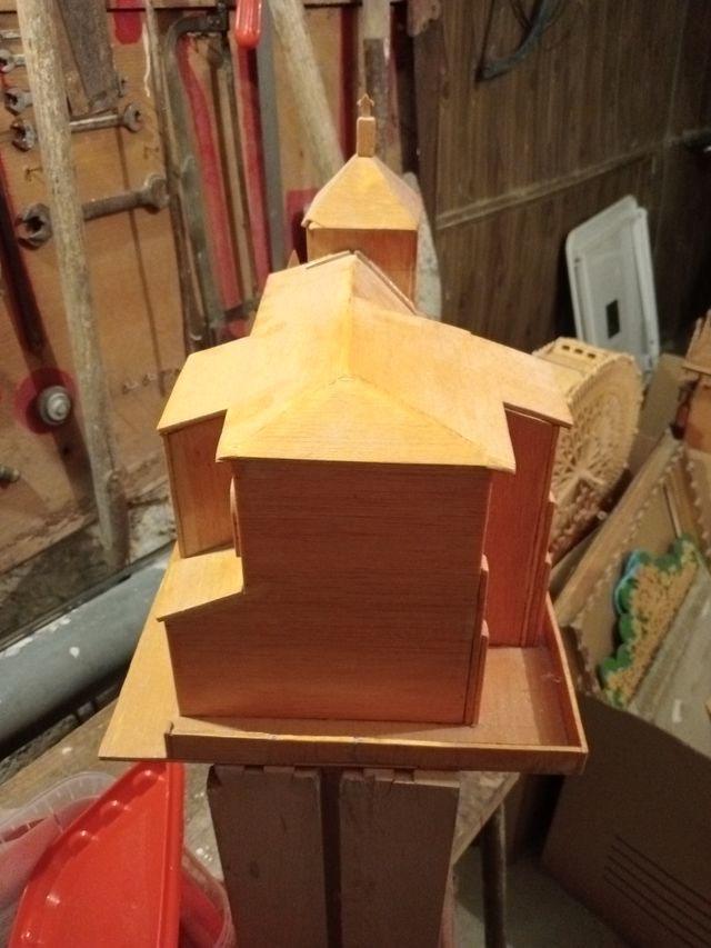 Maqueta de iglesia de madera
