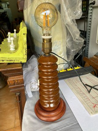 antiguo aislante ind. x pie lámpara y base madera