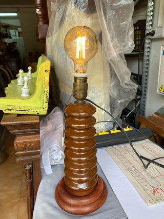 antiguo aislante ind. x pie lámpara y base madera