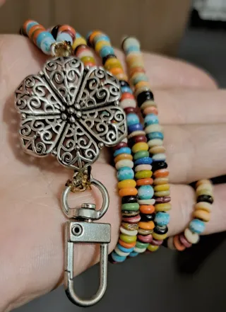 Collana pietre rotelle portacellulare