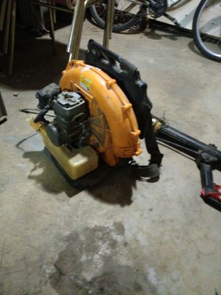 Soplador de gasolina naranja