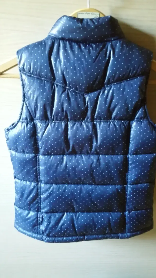 Chaleco acolchado azul con lunares