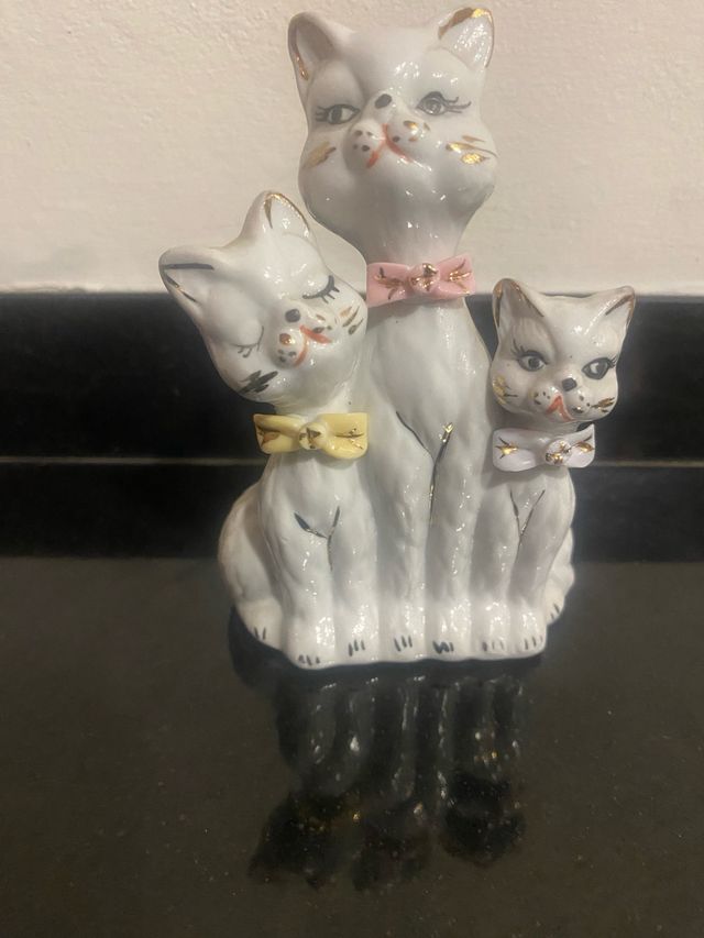 Figura de porcelana de gatos