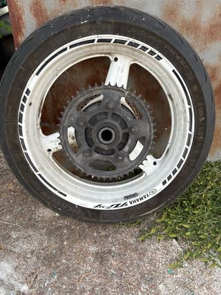Rueda Yamaha R6 con piñón