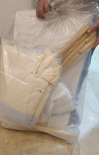 Minicuna de madera con ruedas