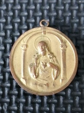 Medalla Años 30 Virgen del Carmen bañada en oro.