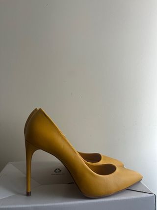 Tacones amarillos de punta fina