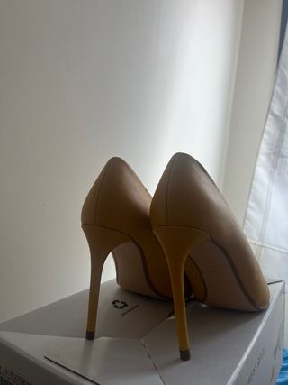 Tacones amarillos de punta fina