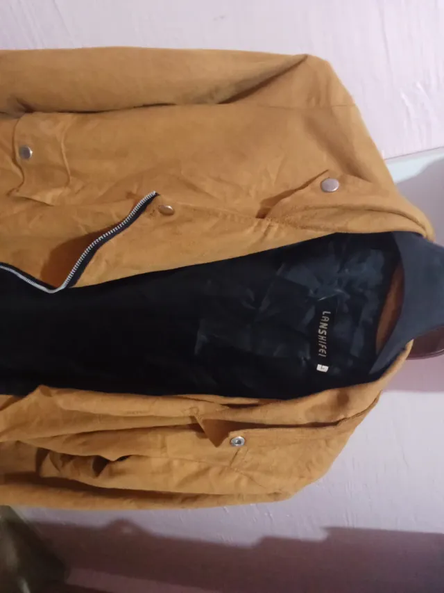 Chaqueta marrón y negra