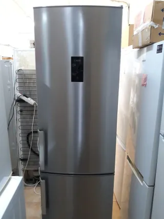 Nevera marca AEG altura 2 metro ancho 60cm cla