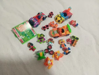 Lote Coches T-Racers y muñecos con patín Tech Deck