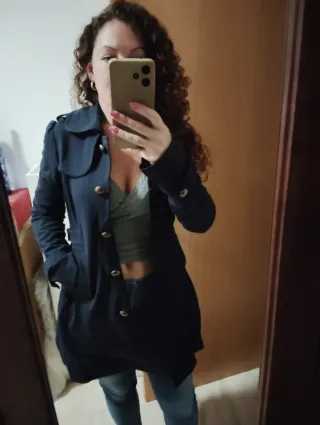 Gabardina Fornarina azul marino con volante