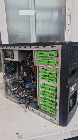 Torre servidor capacidad 8 hdd