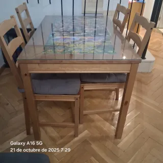 Tavolo da pranzo in legno e vetro con 4 sedie