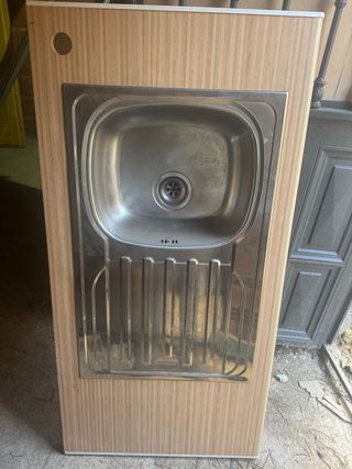 Fregadero de cocina metálico con escurridor