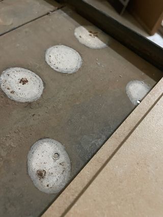 TAVOLO IN FERRO BATTUTO PER LA FINITURA