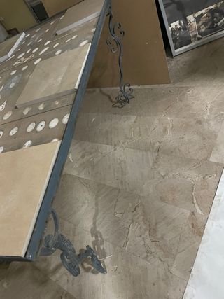 TAVOLO IN FERRO BATTUTO PER LA FINITURA