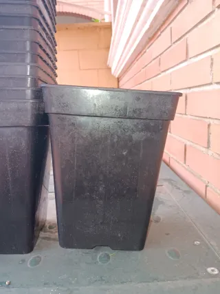 200 Macetas Plástico Negras 20cm