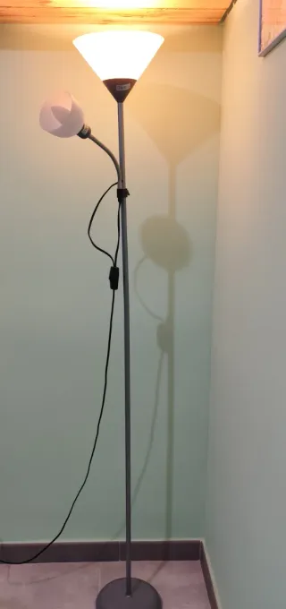 Lámpara de pie gris y blanca