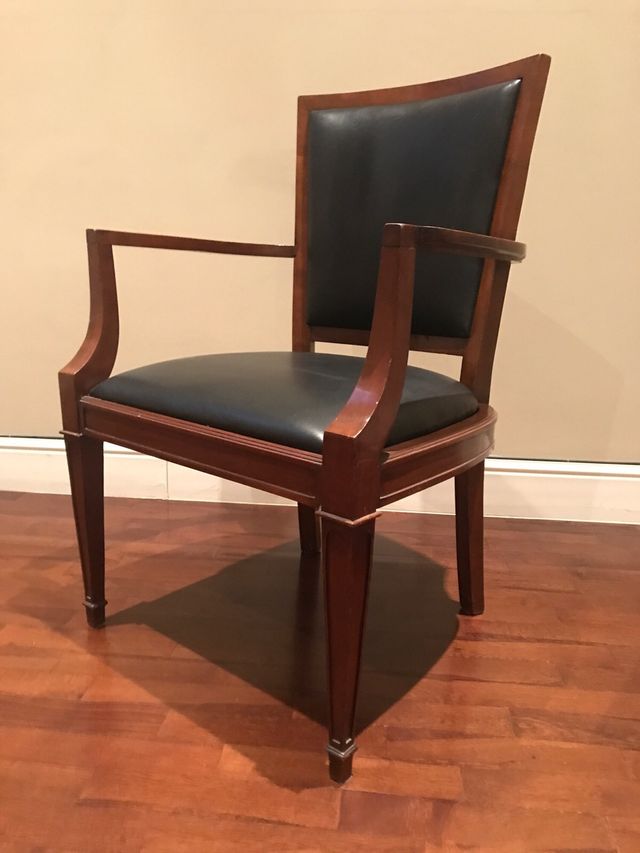 Sillón de madera y cuero