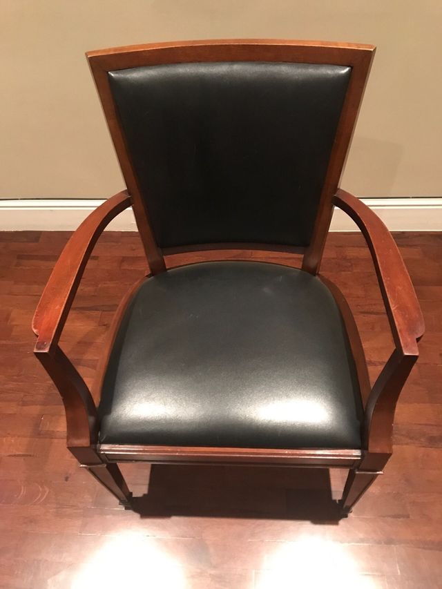 Sillón de madera y cuero