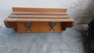 Appendiabiti in legno con ganci decorativi