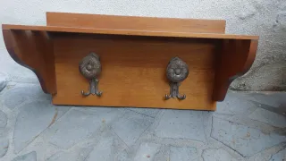 Appendiabiti in legno con ganci decorativi