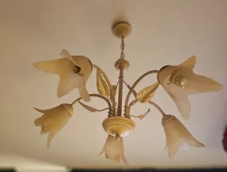Lámpara colgante de techo beige y dorada