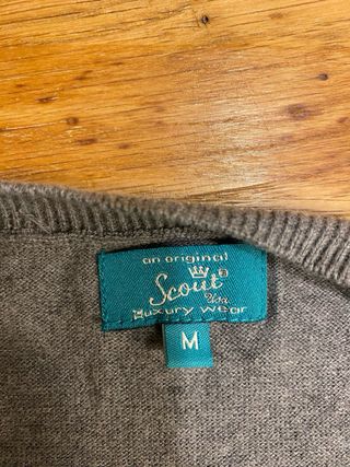 Cardigan smanicato grigio con bottoni