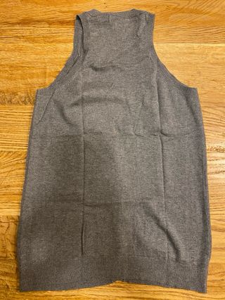 Cardigan smanicato grigio con bottoni