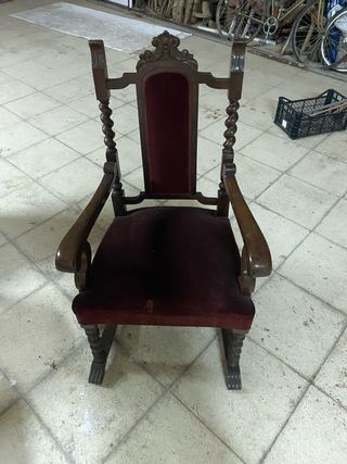 Sillas señoriales de madera y terciopelo