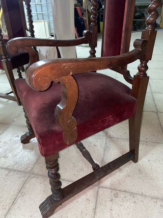 Sillas señoriales de madera y terciopelo