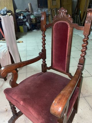 Sillas señoriales de madera y terciopelo