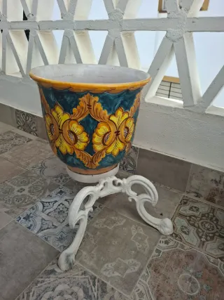 Jarrón y pie de forja