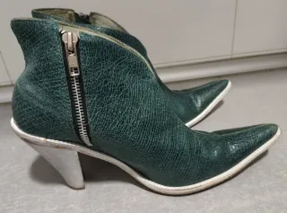 Botines azules de punta con suela y tacón blanco