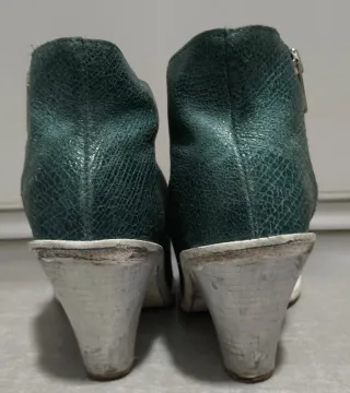 Botines azules de punta con suela y tacón blanco