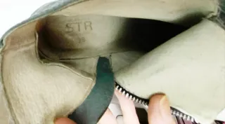 Botines azules de punta con suela y tacón blanco