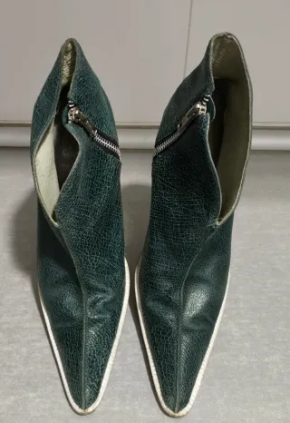 Botines azules de punta con suela y tacón blanco