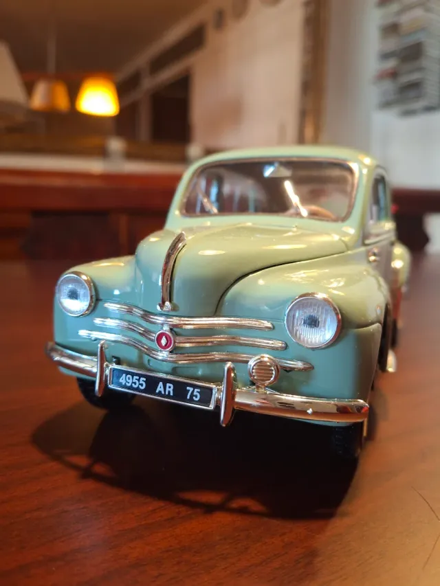 Renault 4/4 4cv años 60 escala 1:18