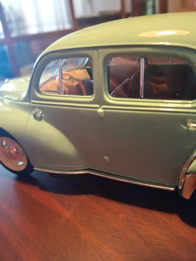 Renault 4/4 4cv años 60 escala 1:18